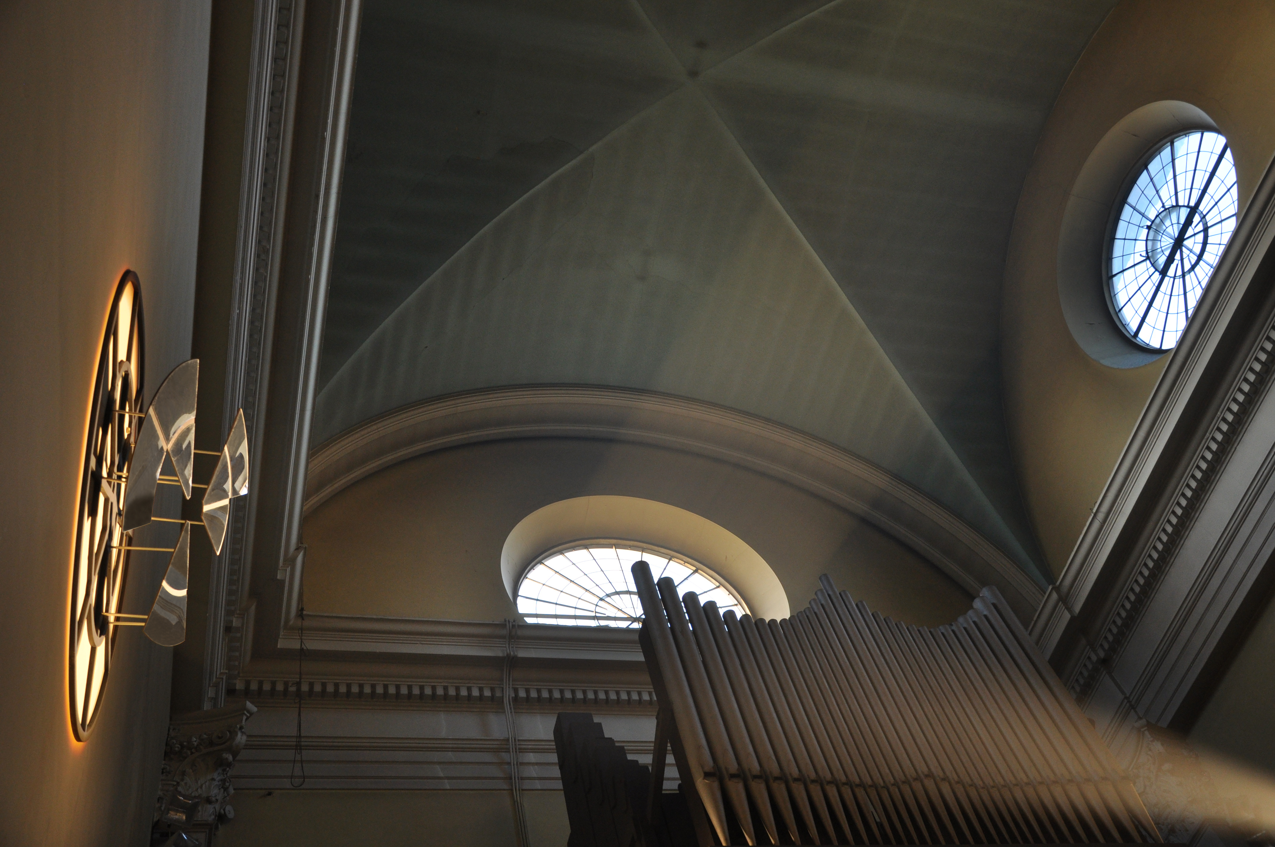 Full Circle — the beam of light and the recomposed circle on the floor