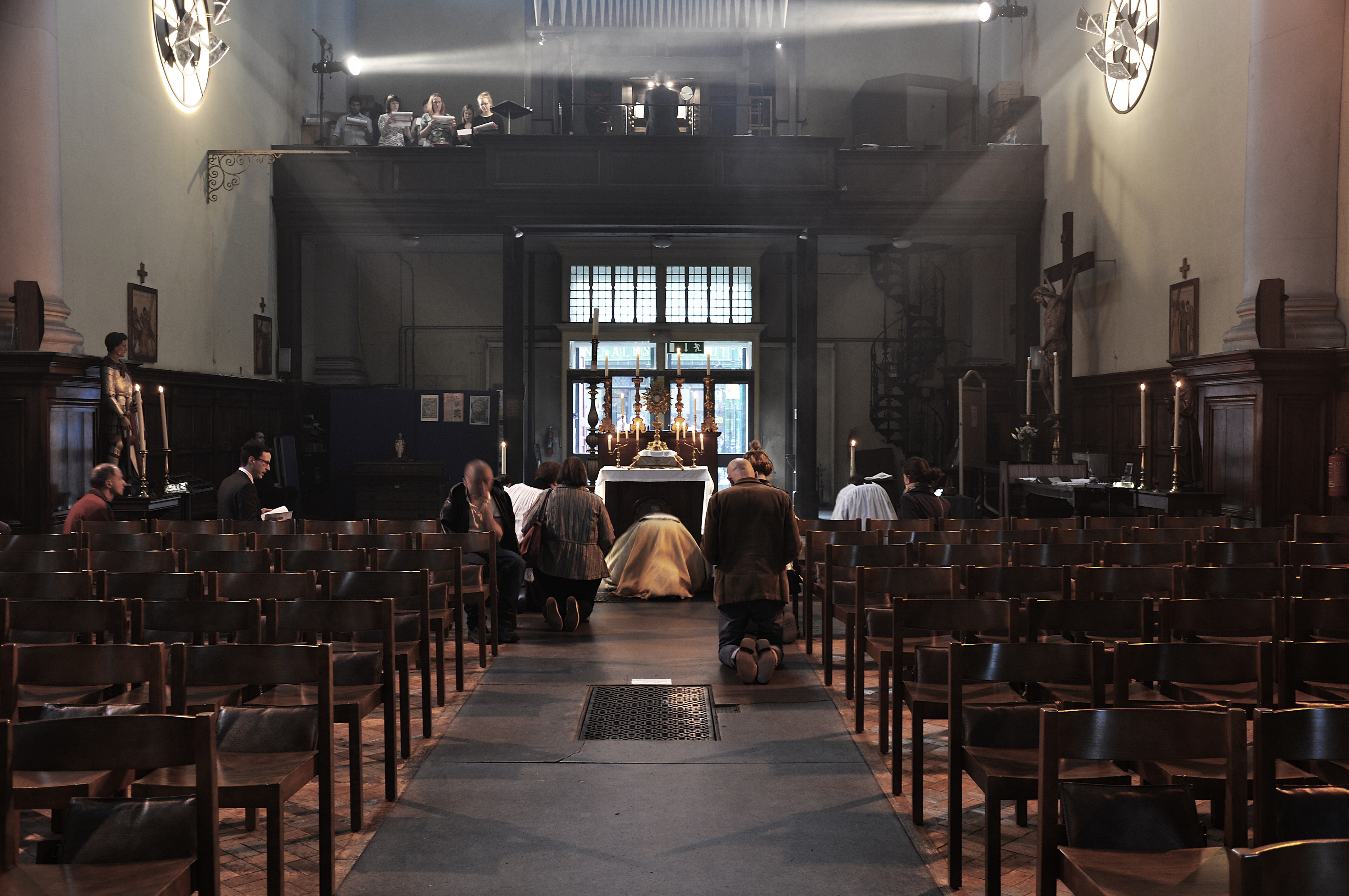 Full Circle — mirrored sculpture and the oculus